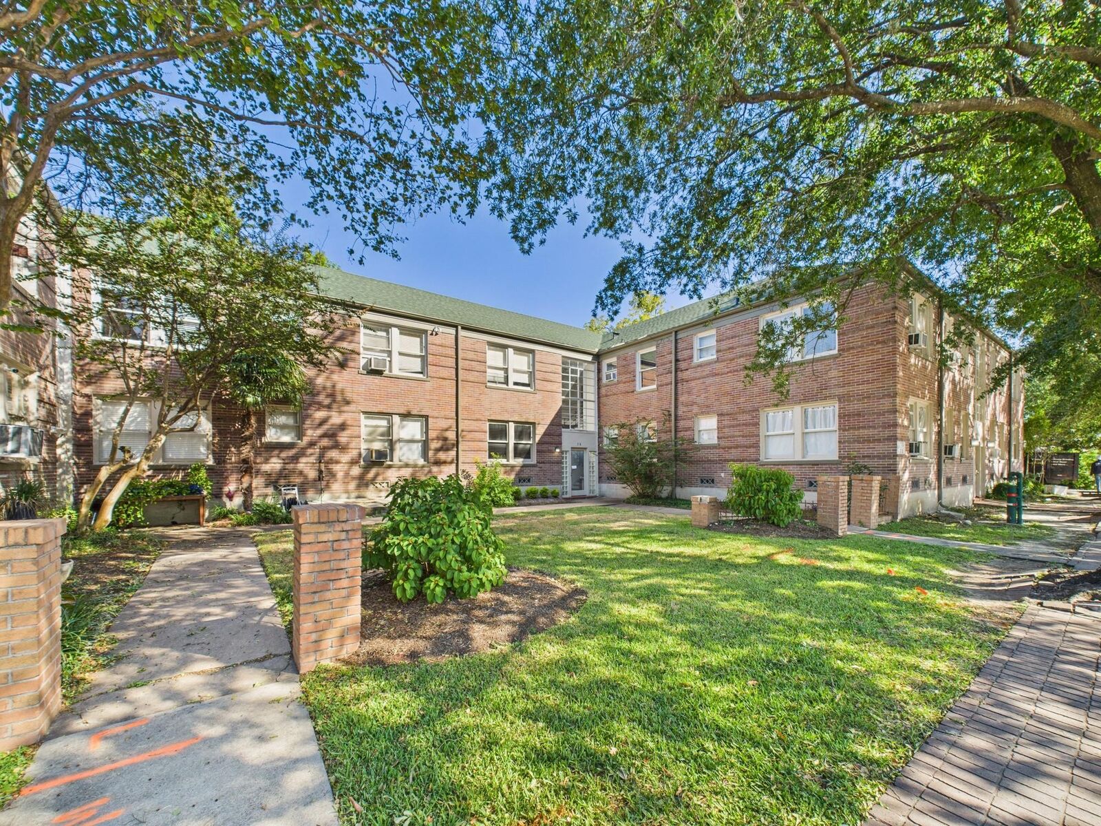 Property Photo:  1920 Richmond Avenue 4  TX 77098 