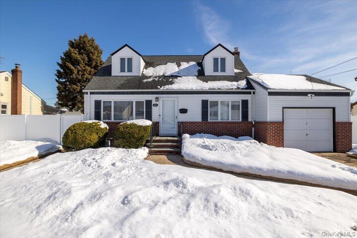 Property Photo:  690 N Hamilton Avenue  NY 11757 