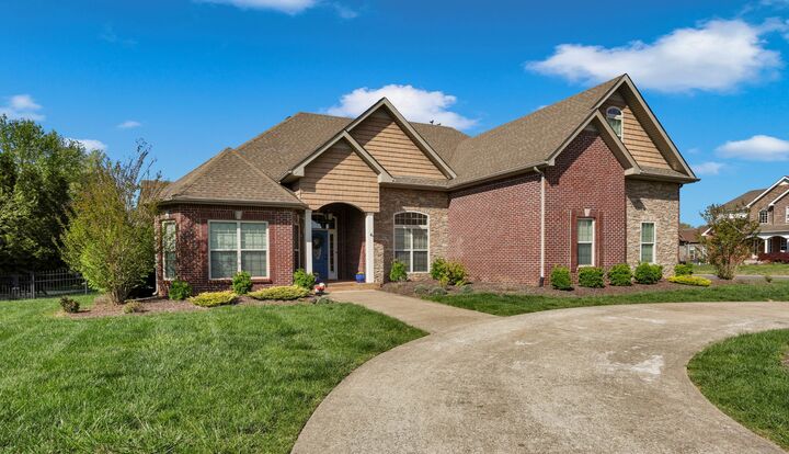 Property Photo:  1076 Willow Cir  TN 37043 