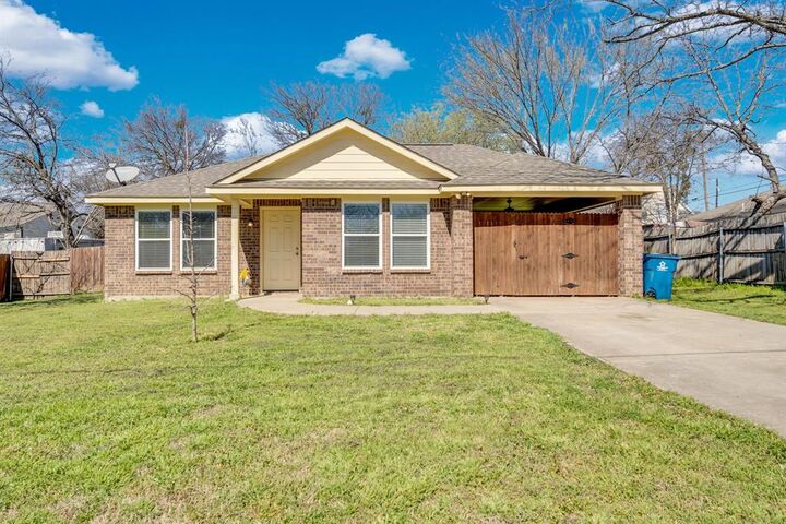 Property Photo: 106 W Adair Street TX 76009