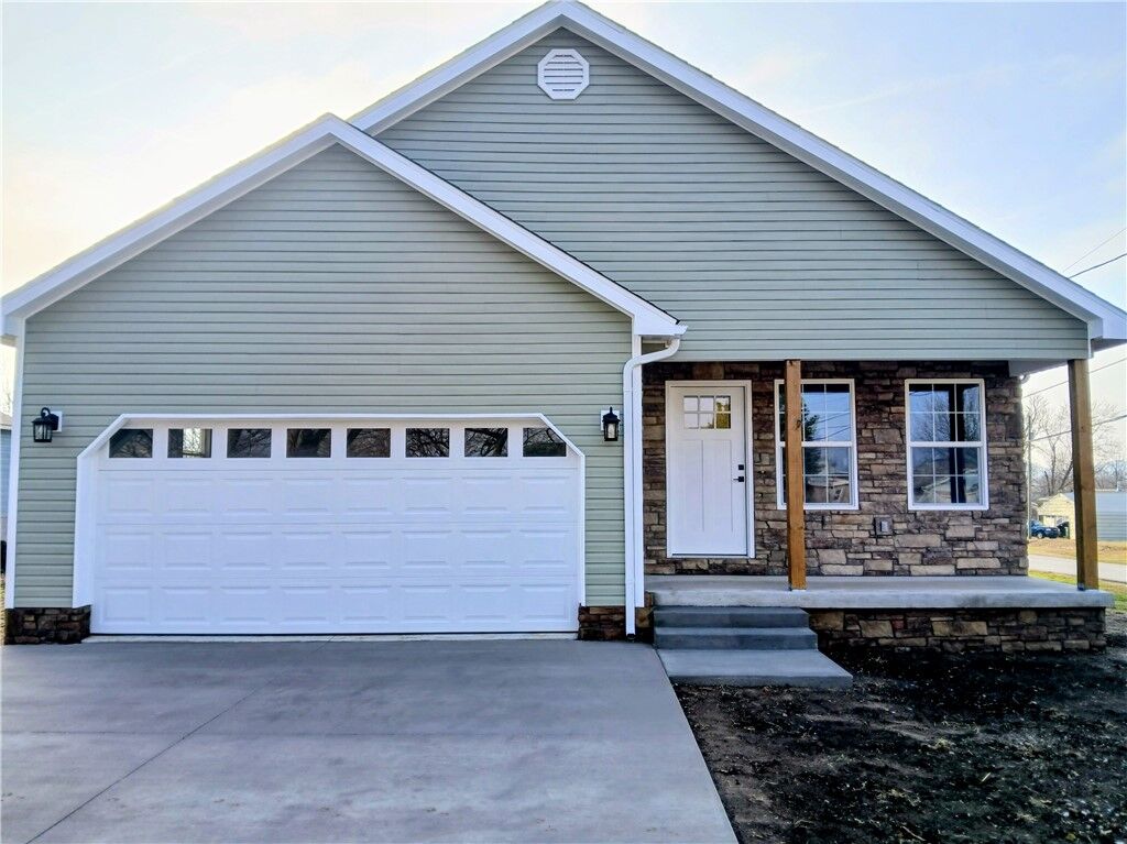 Property Photo:  902 S Springfield Street  AR 72638 