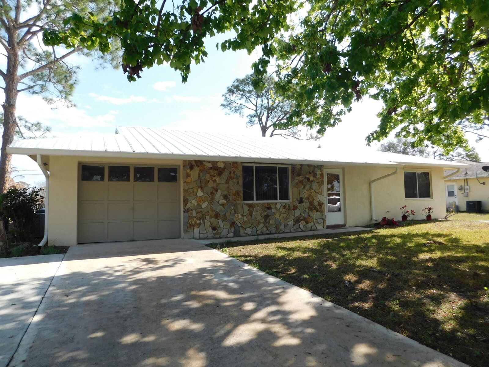 Property Photo:  625 NE Larkspur Lane  FL 34983 