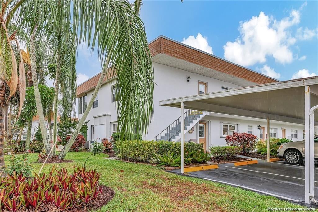 Property Photo: 2950 SE Ocean Boulevard 7-4 FL 34996
