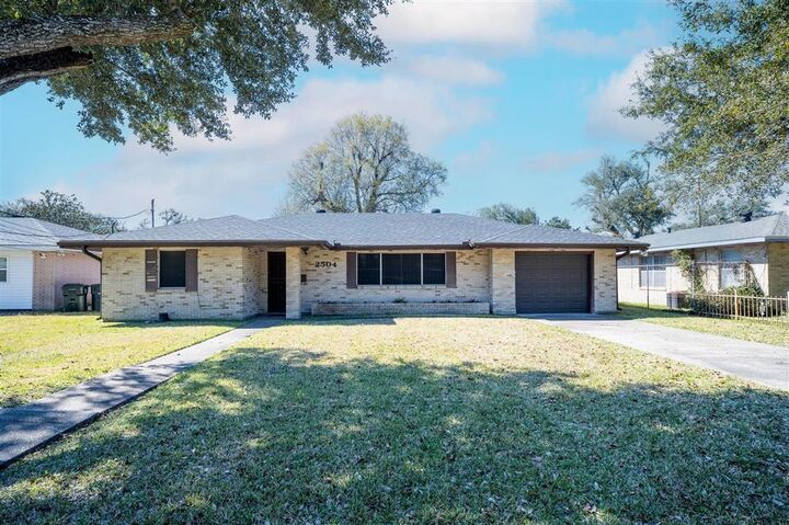 Property Photo:  2504 4th Ave Avenue  LA 70601 