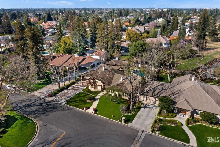 Property Photo: 1233 Tam O Shanter Drive CA 93309