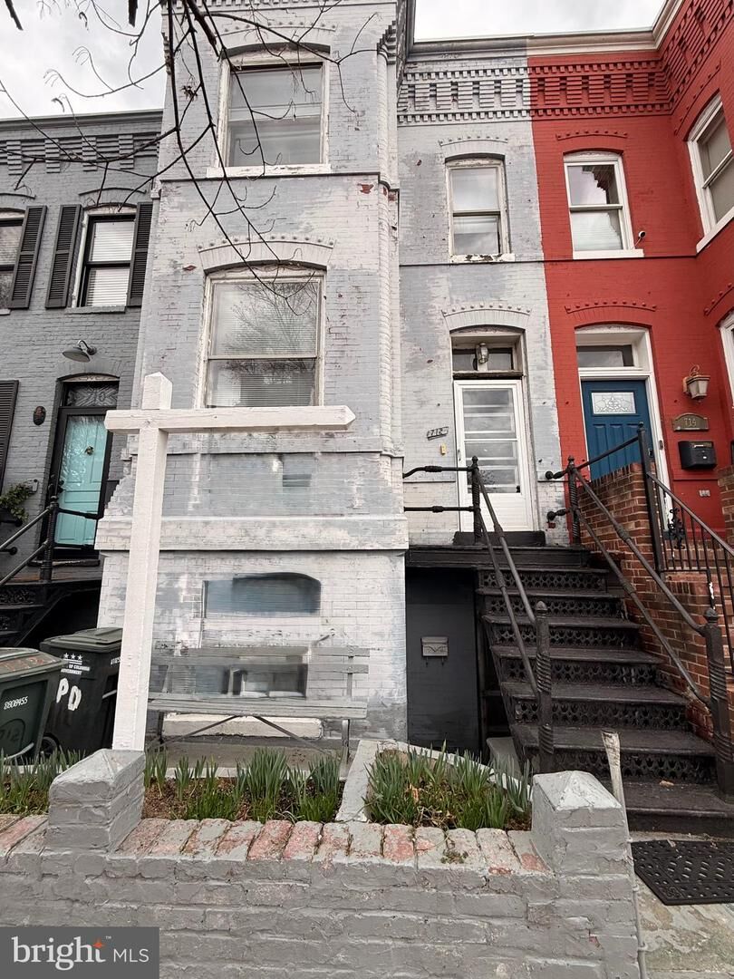 Property Photo:  712 4th Street SE  DC 20003 