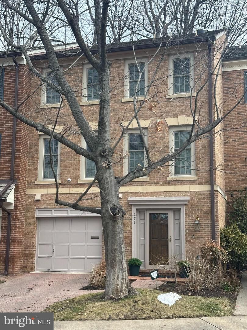 Property Photo:  2407 S Queen Street  VA 22202 