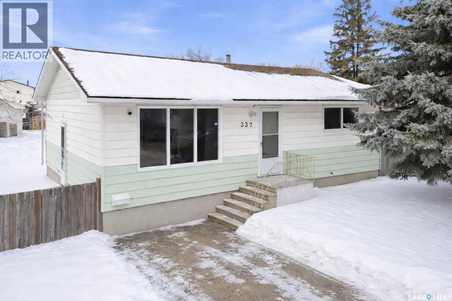 Property Photo: 337 Y Avenue S SK S7M 3J6