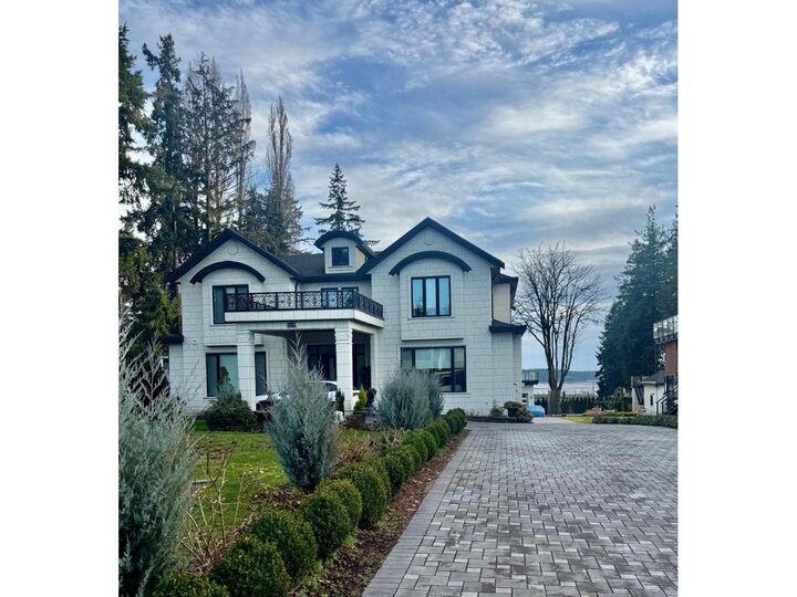 Photo de la propriété:  13170 57 Avenue  BC V3X 0K2 