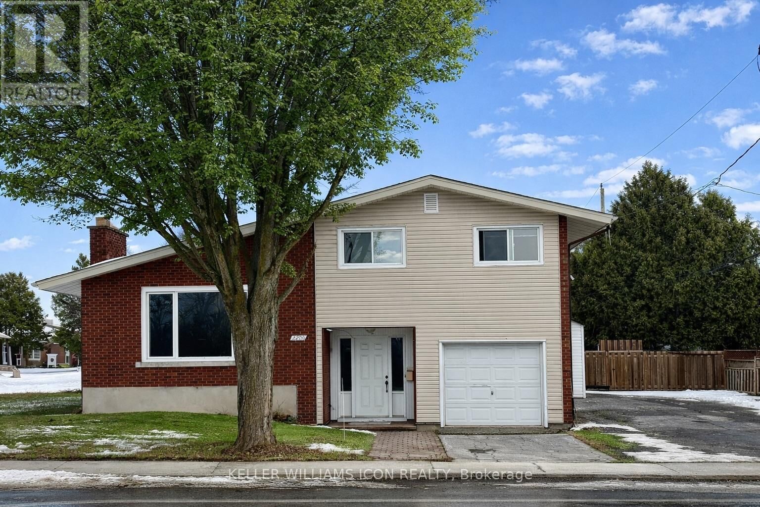 Property Photo:  2206 Navaho Drive B  ON K2C 0V9 