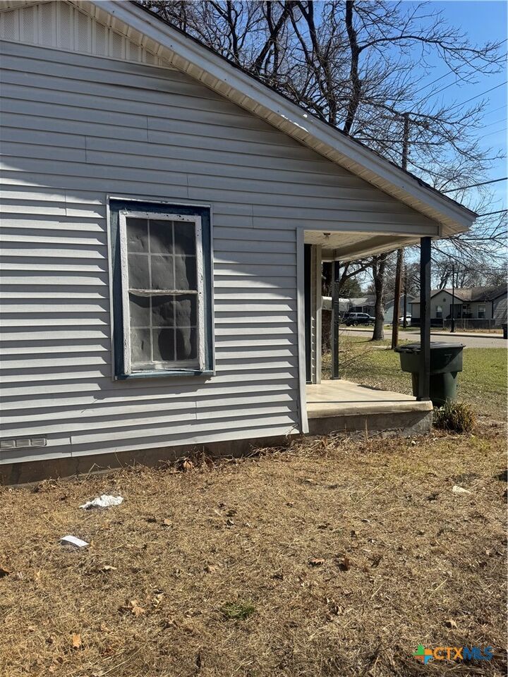 Property Photo:  1307 E Avenue G  TX 76541 