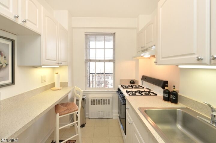 Property Photo: 5 Roosevelt Pl 2B NJ 07042