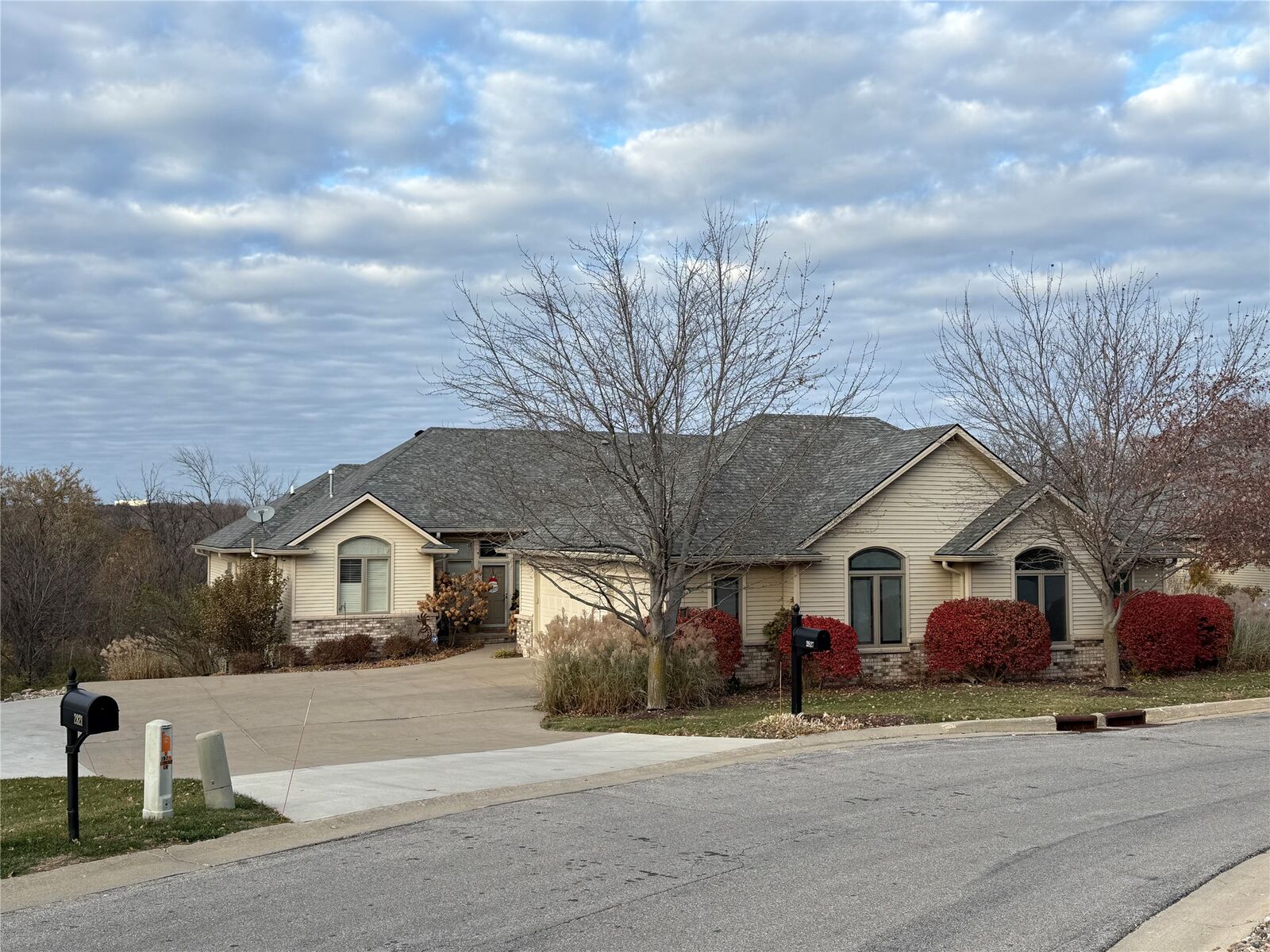 Property Photo: 2827 SW 30th Street IA 50321