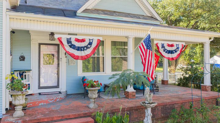 Property Photo:  300 S Montgomery  TX 75644 