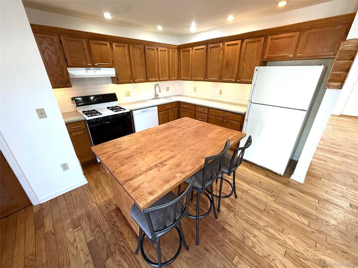 Property Photo:  618 Crab Apple Lane  NY 12553 