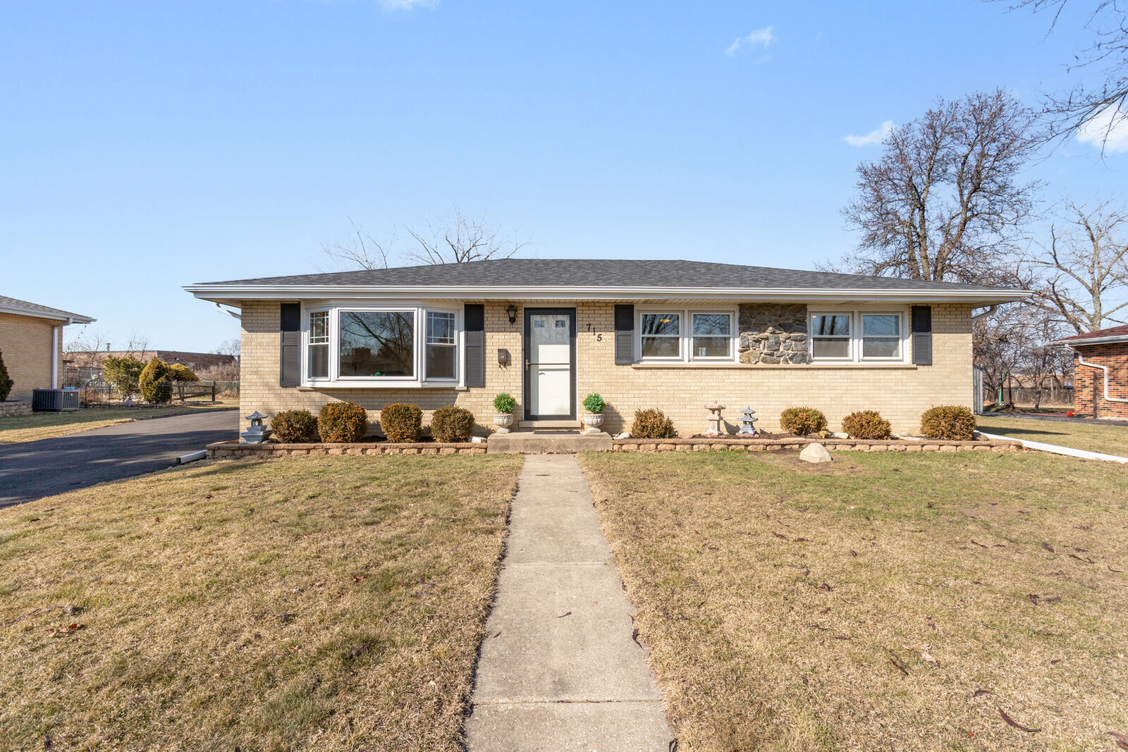 Property Photo:  715 W Hillside Drive  IL 60106 