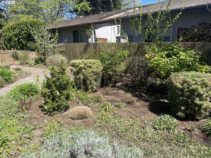 Property Photo:  2280 Tabor St  OR 97401 