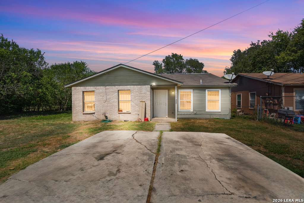 Property Photo:  2007 E Drexel Ave  TX 78210 