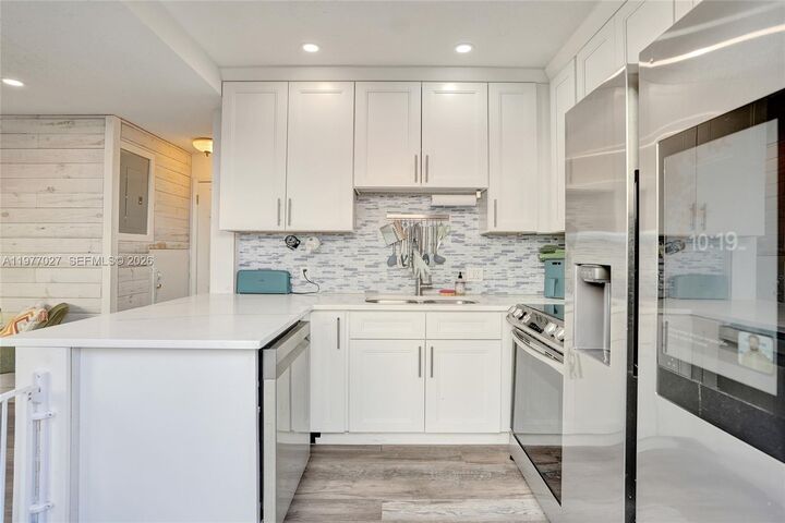 Property Photo:  4525 NE 21st Ave 5  FL 33308 