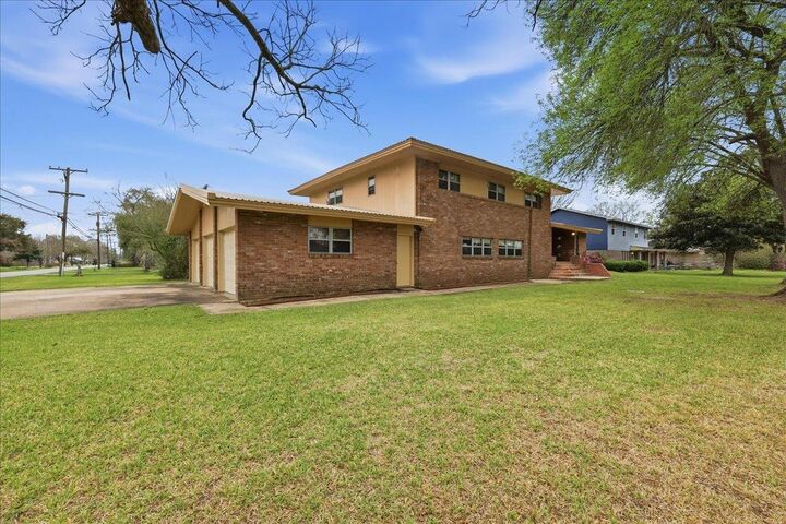 Property Photo: 2701 McBride Dr TX 77651