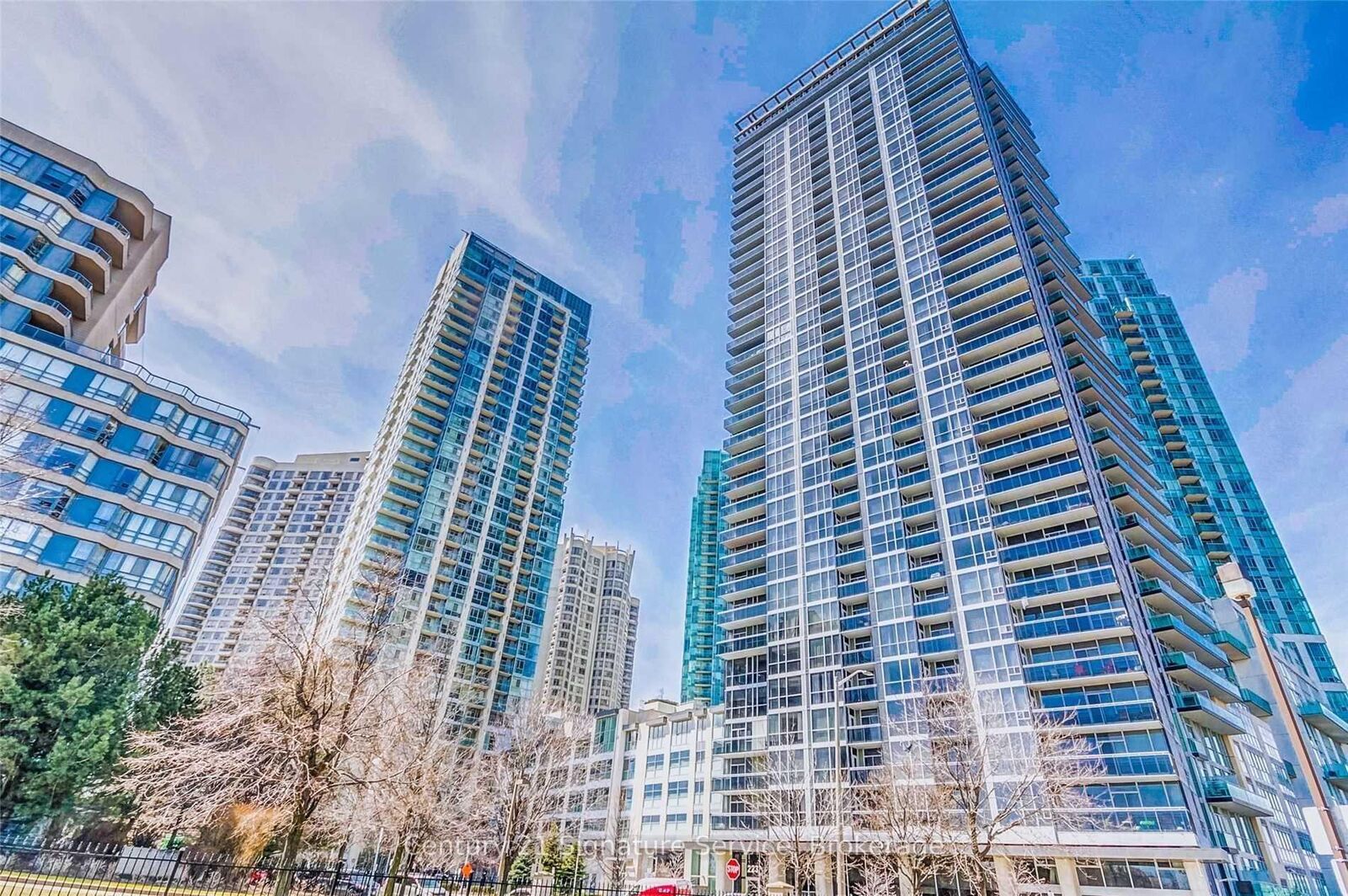 Property Photo:  223 Webb Drive 1606  ON L5B 0E8 