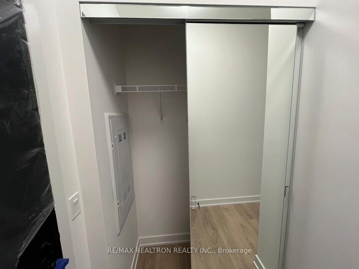 Property Photo: 117 Broadway Avenue 1709 ON M4P 1V3
