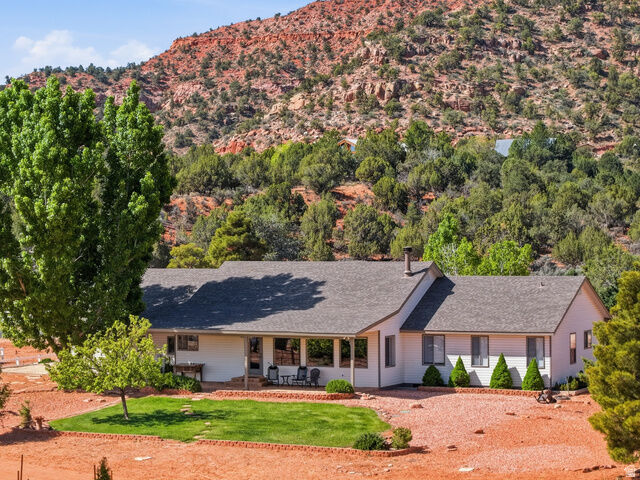 Property Photo: 898 W Grand Canyon Dr UT 84741