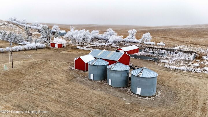 Property Photo:  105 7th Street NW  ND 58639 