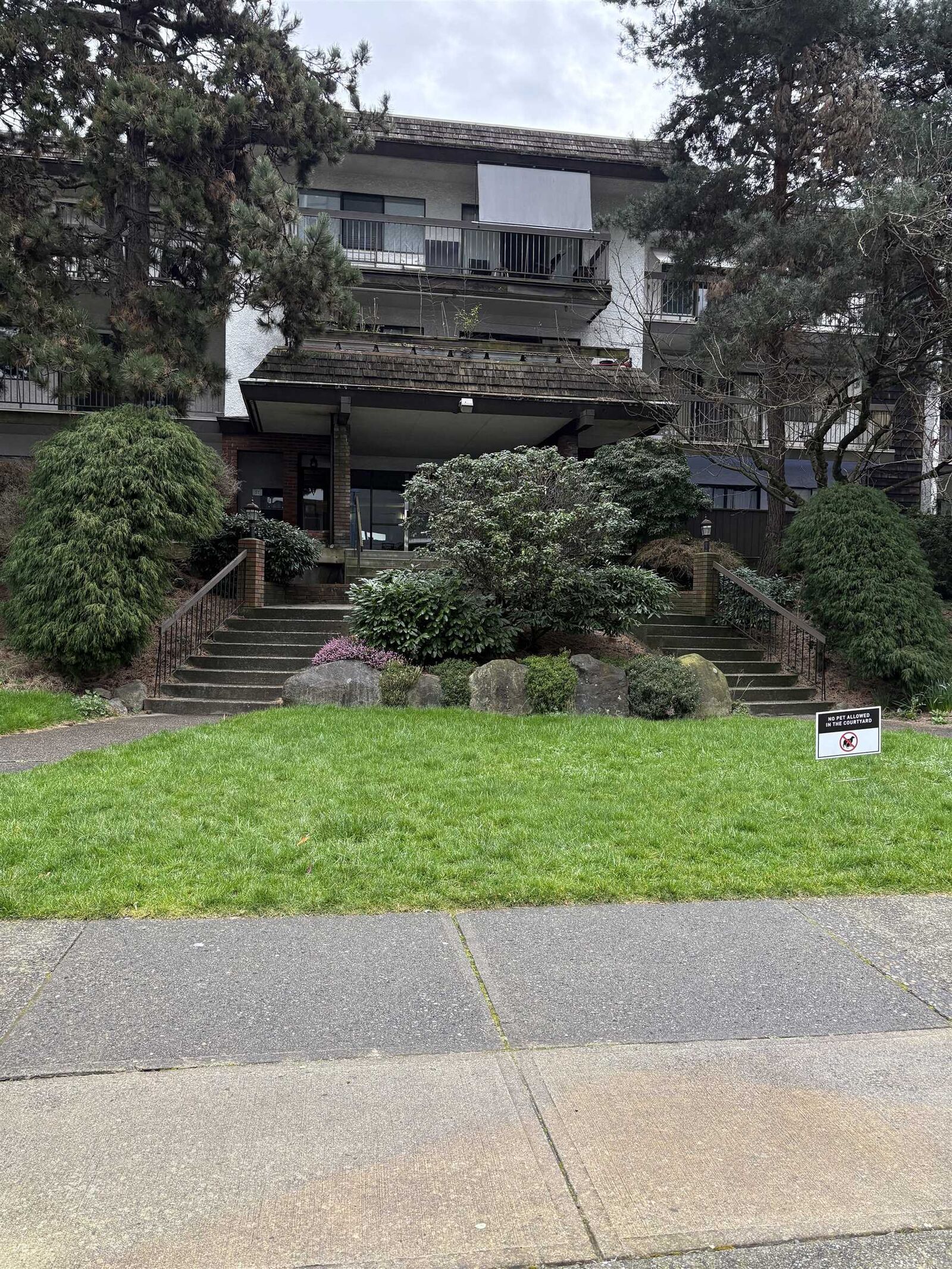 Property Photo: 6560 Buswell Street 206 BC V6Y 2G7