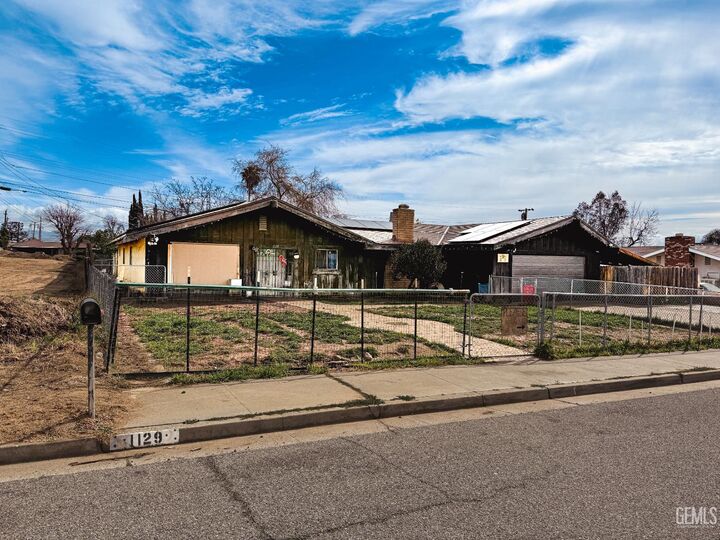 Property Photo:  1129 Greenwood Drive  CA 93306 