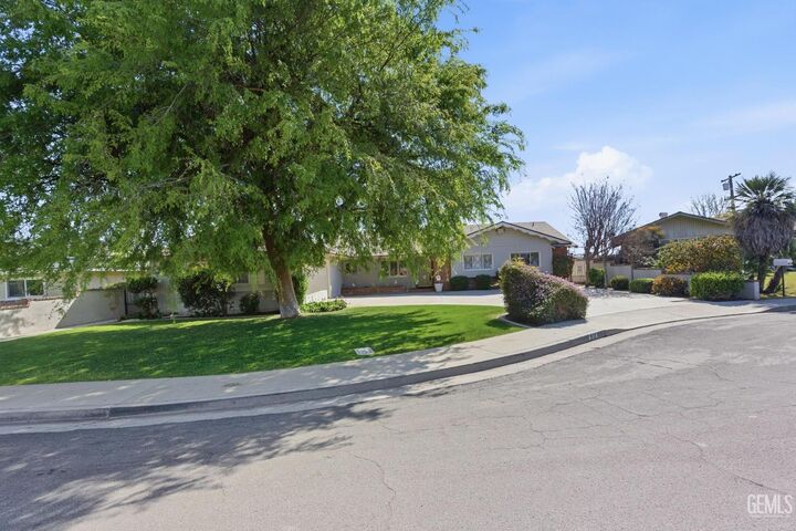 Property Photo:  913 Elizabeth Court  CA 93308 