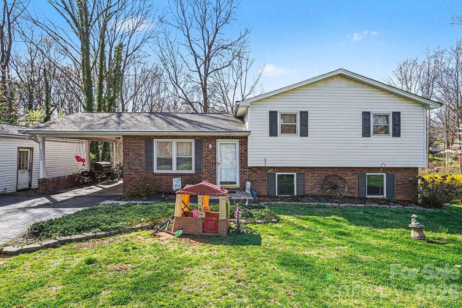 Property Photo: 5069 W Piedmont Circle NC 28613