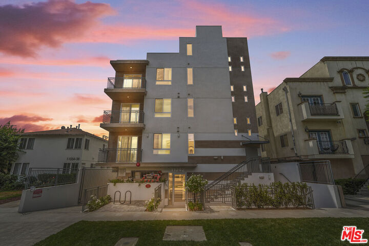 Property Photo:  11042 La Maida St  CA 91601 