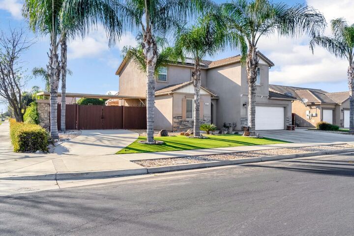 Property Photo: 877 Sandra Avenue CA 93657