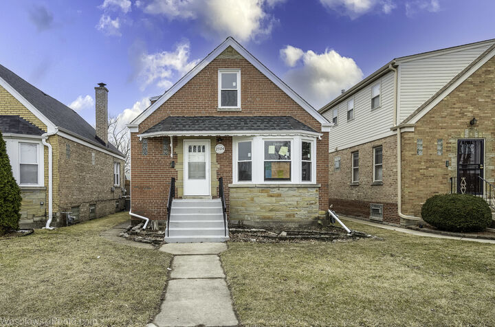 Property Photo: 2504 Leyden Avenue IL 60171