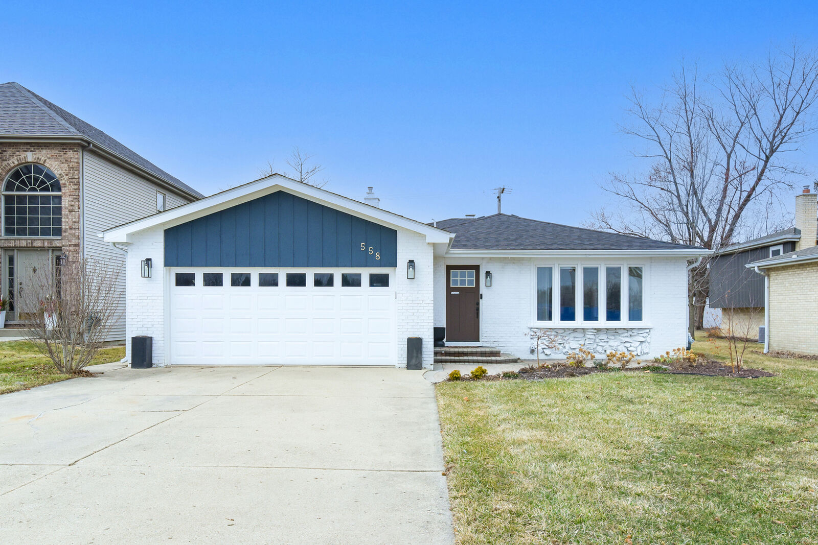 Property Photo:  558 N Oaklawn Avenue  IL 60126 