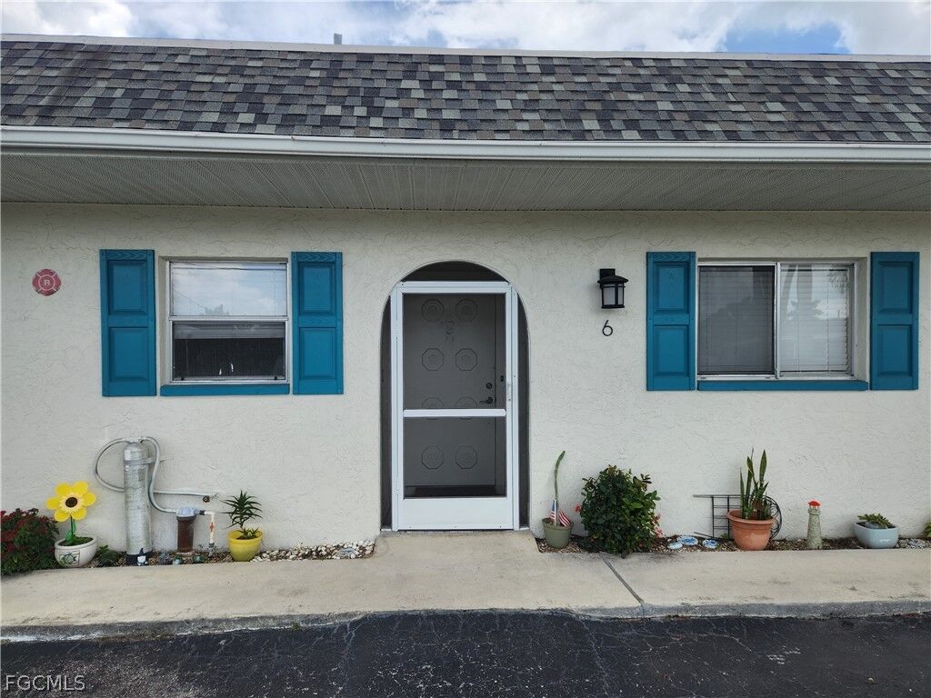 Property Photo: 1220 SE 40th Street 6 FL 33904