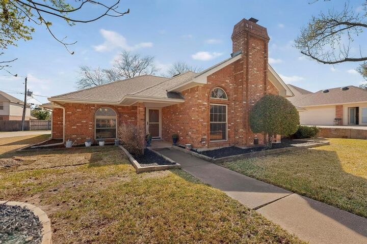 Property Photo: 1110 Shady Oak Trail TX 76063
