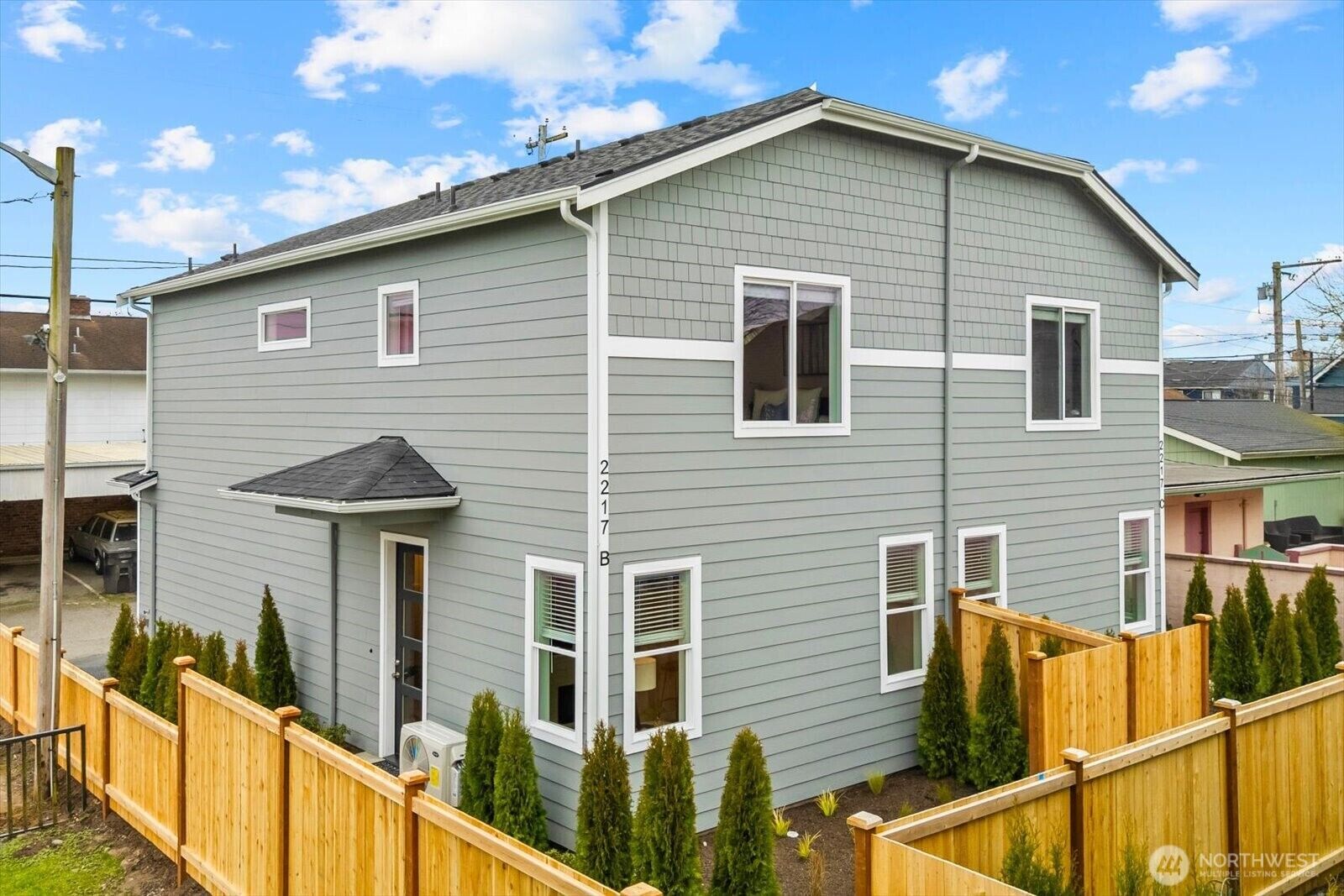 Property Photo:  2217  Hoyt Avenue B  WA 98201 