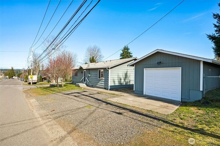 Property Photo:  405 E Bellevue Avenue  WA 98584 