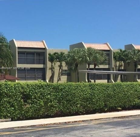 Property Photo:  220 Lakeview Dr 312  FL 33326 