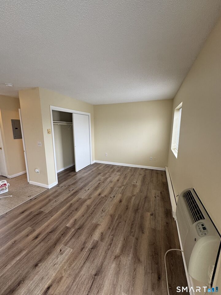 Property Photo:  4 Warwick Street Apt 17  CT 06513 