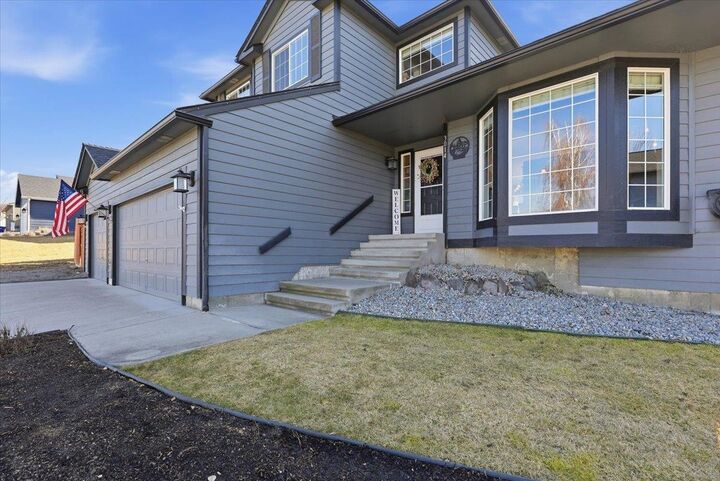 Property Photo:  3014 E Pineglen Ave  WA 99021 