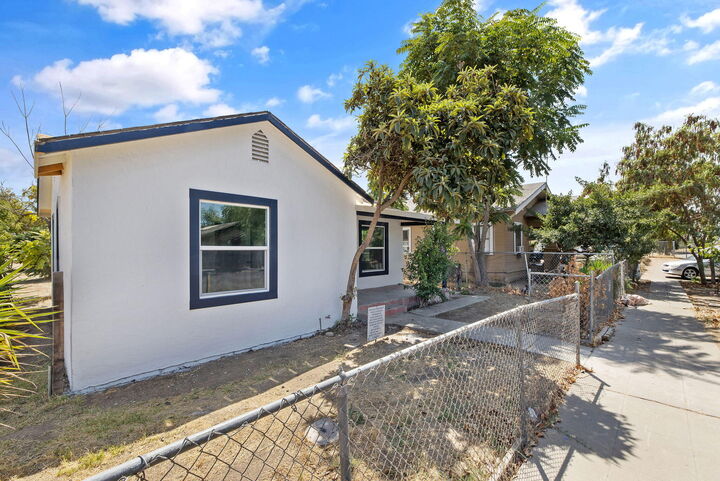 Property Photo:  2261 S Nicholas Avenue  CA 93706 