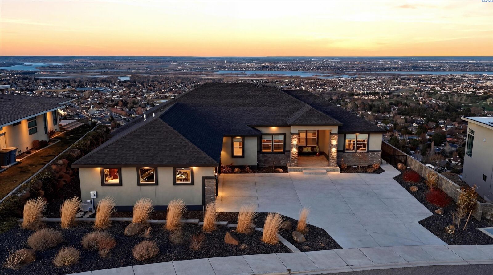 Property Photo:  2508 Falconcrest Loop  WA 99352 