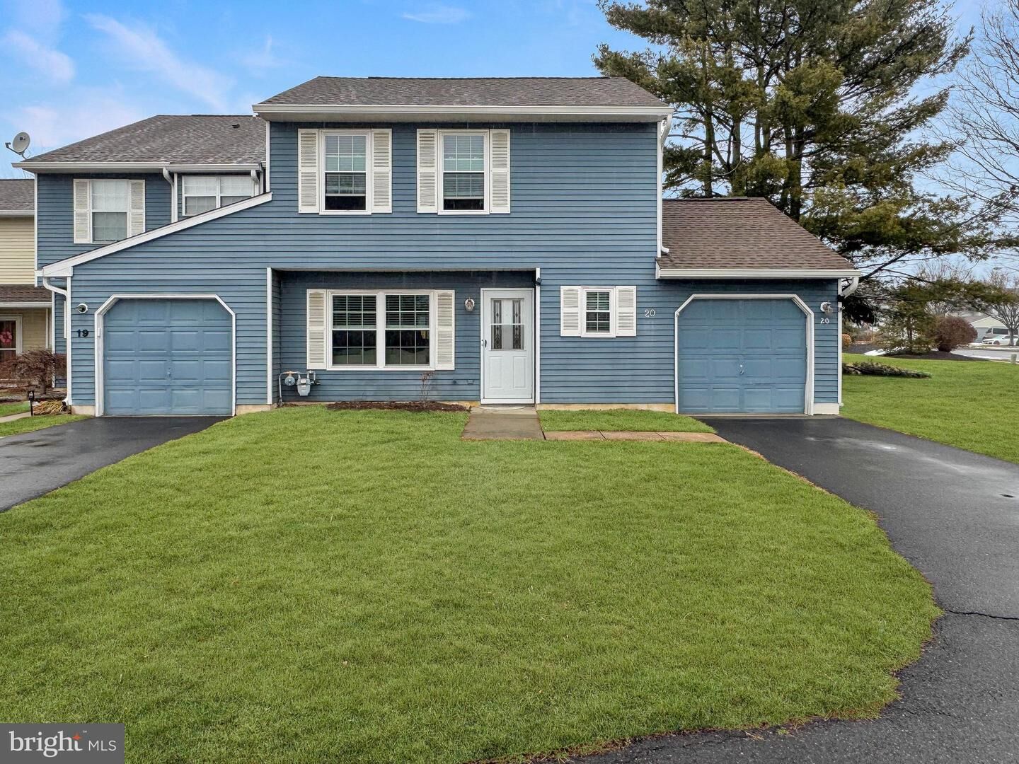 Property Photo:  20 Berkshire Court  NJ 08505 