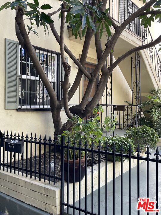 Property Photo:  9052 Elevado St  CA 90069 