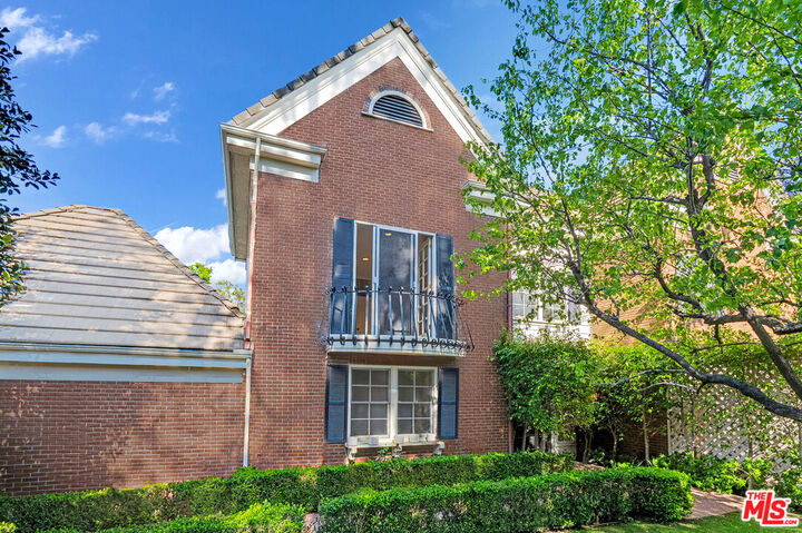 Property Photo:  12386 Ridge Cir  CA 90049 