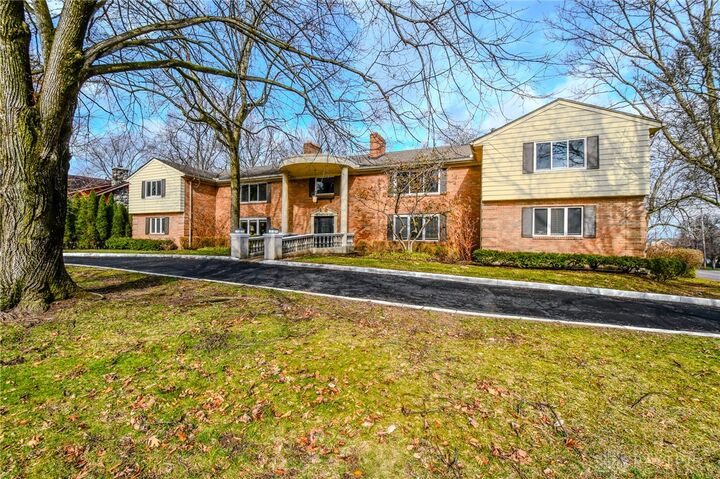 Property Photo: 121 E Schantz 4 OH 45409