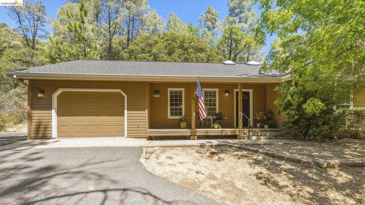 Property Photo: 21440 N Tuolumne Rd CA 95383